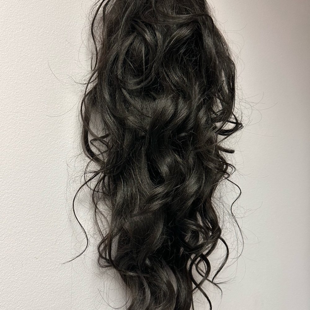 NWOT Luxurious Dark Brown almost Black Wavy Wig Lace Cap - Picture 3 of 3